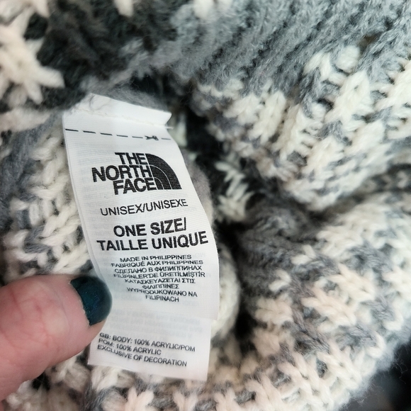 ***SOLD***North Face Fair Isle Snowflake Beanie Hat White with gray Pom Pom - Picture 4 of 4